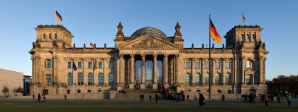 Sitz des Deutschen Bundestages in Berlin. Davor die Fahne der Einheit, die seit dem 3. Oktober 1990 ununterbrochen weht.