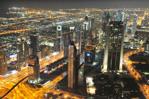 Aufnahme der neuen Skyline in Dubai an der Sheikh Zayed Road von der Aussichtsplattform des Burj Khalifa