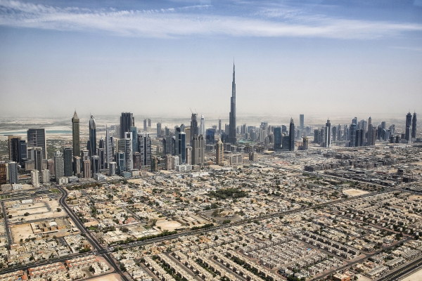 Skyline von Downtown Dubai mit dem Burj Khalifa aus einem Helikopter
