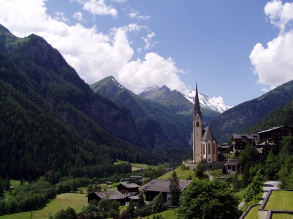 Blick auf den Großglockner, den höchsten Berg Österreichs, von Heiligenblut aus