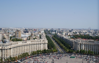 Blick vom Parlamentspalast auf den Bulevardul Unirii in Bukarest*