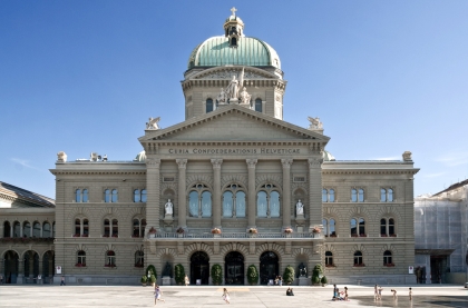 Bundeshaus mit Bundesplatz in Bern*