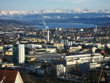 Blick vom Waidberg über Zürich* und den Zürichsee auf die Alpen